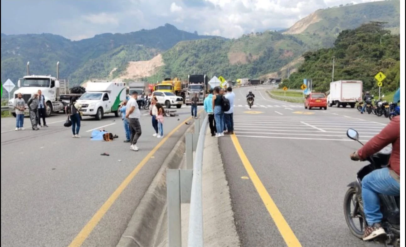 ¡Lamentable! Motociclista murió en accidente en la vía Medellín - Amagá: un camión está involucrado 1 Accidente-Medellín-Amagá-1