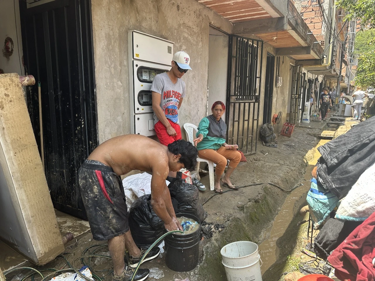 ¡Lo necesario para su bienestar! Más de 1.000 familias afectadas por las lluvias en Medellín recibieron ayudas 2 Ayudas lluvias Medellin 1