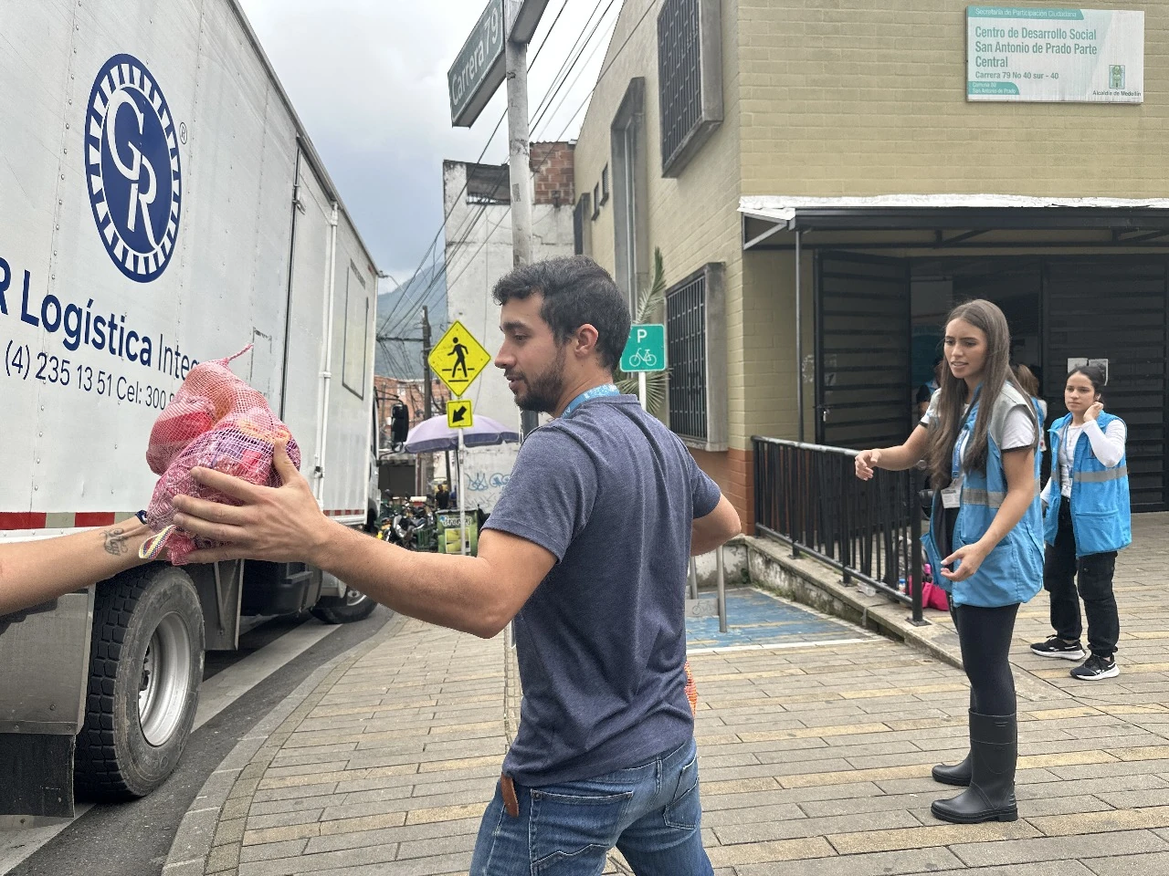 ¡Lo necesario para su bienestar! Más de 1.000 familias afectadas por las lluvias en Medellín recibieron ayudas 3 Ayudas lluvias Medellin
