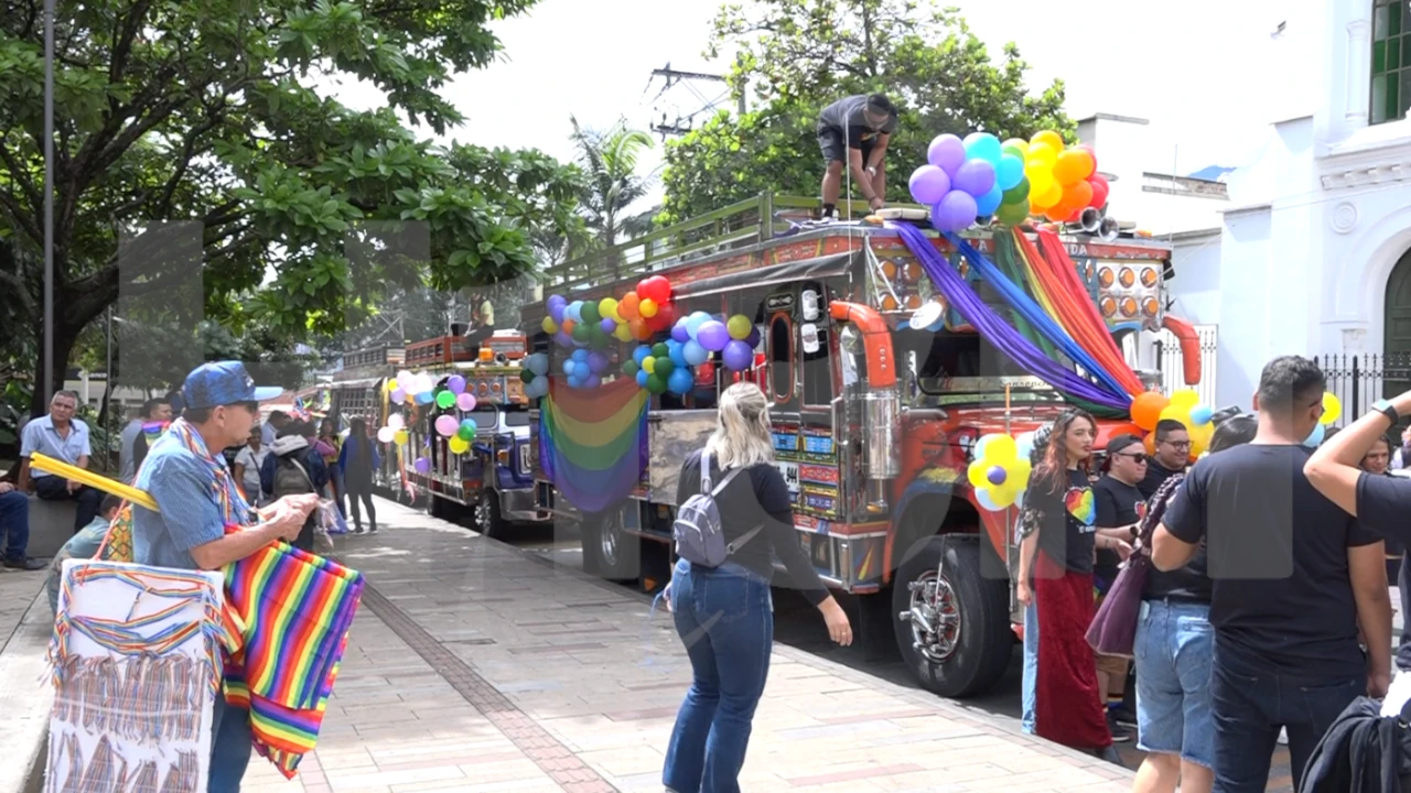 ¡Para celebrar la diversidad! Bello, Copacabana y Girardota se unieron en la caravana “El Norte brilla con orgullo” 1 Bello-caravana