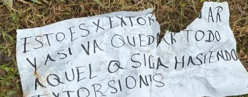 Dos hombres fueron asesinados en El Bagre: tenían signos de tortura y un cartel que los señalaba como “extorsionistas” 1 Cartel-El-Bagre