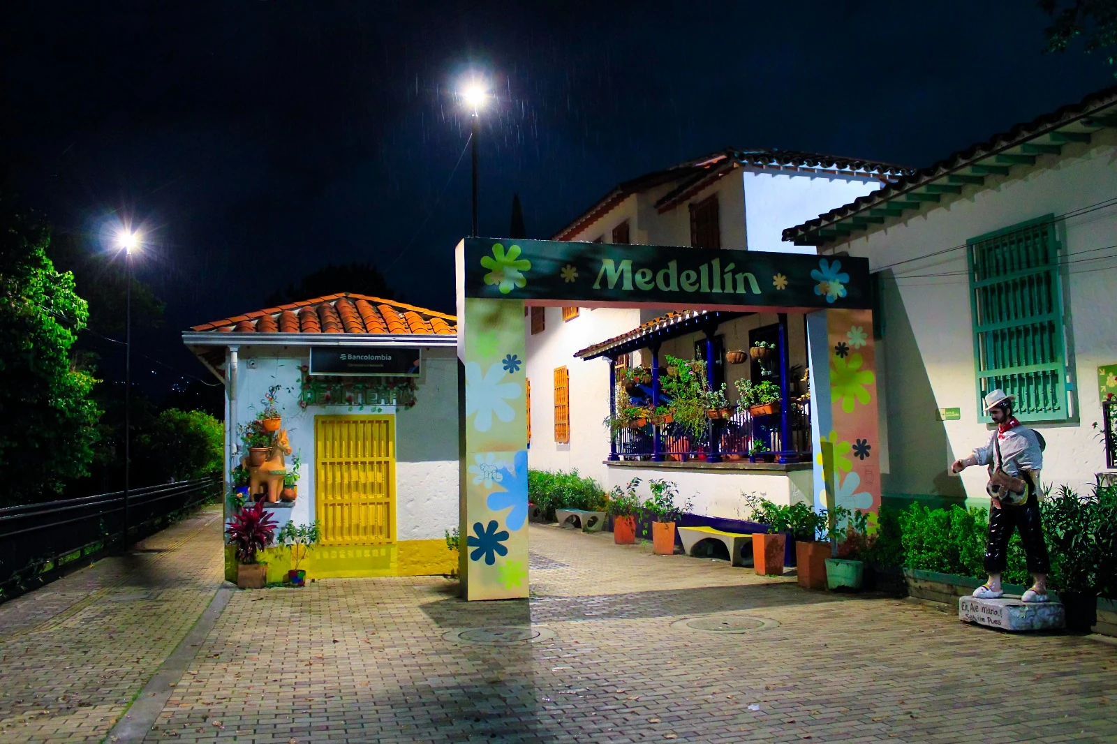 ¡Seguro y bonito! El Pueblito Paisa mejora su iluminación con un sistema más moderno y eficiente 2 Pueblito paisa 1