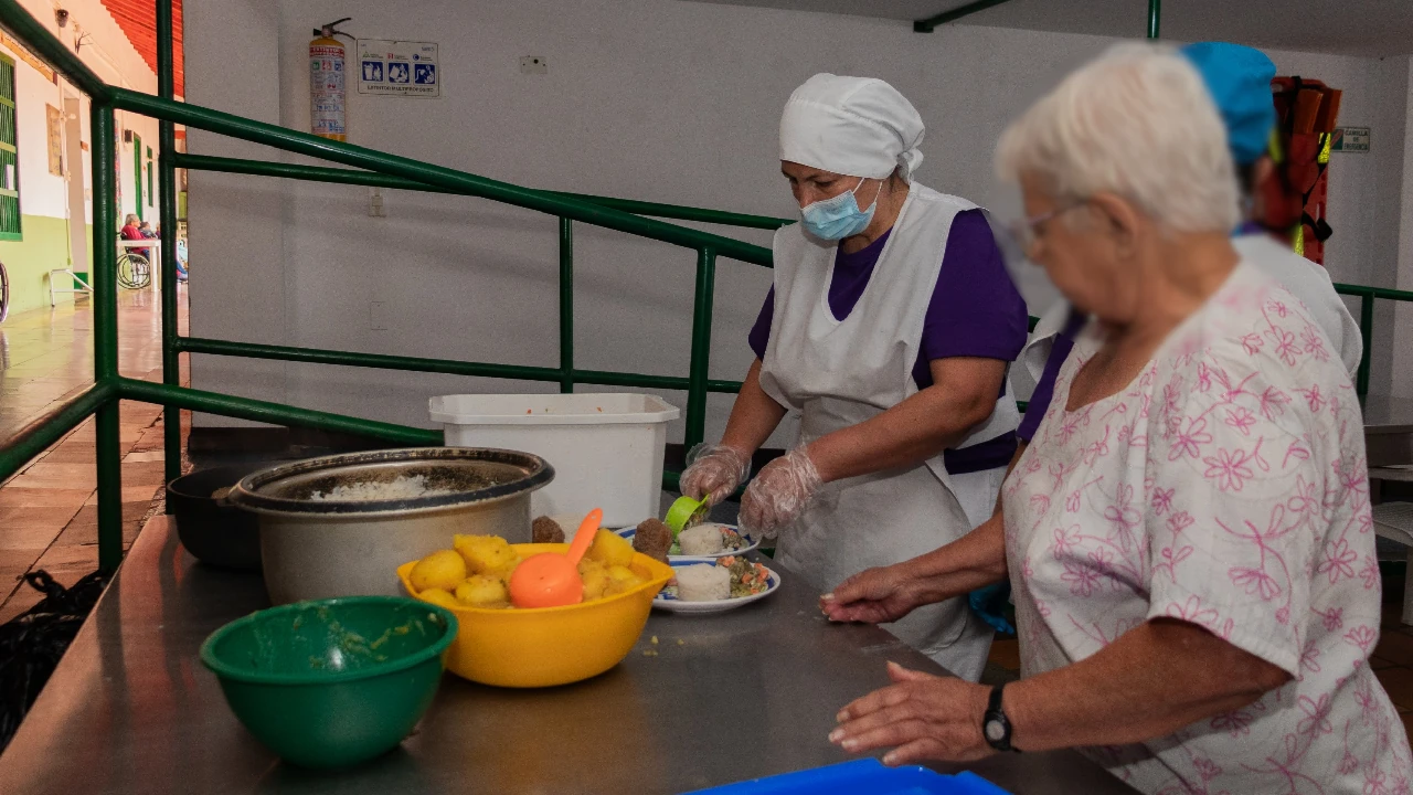 La Ceja cuida a sus abuelos: 35 adultos mayores reciben alimentación diaria y apoyo integral 3 alimentacion-adultos-mayores-vulnerabilidad-laceja3