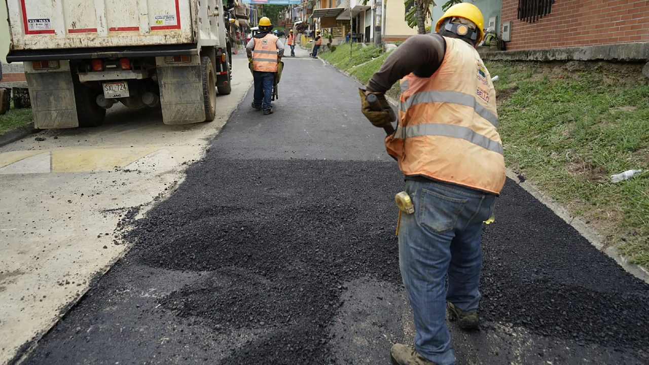 Bello acelera la recuperación de la malla vial con más de 20 intervenciones en diferentes sectores del municipio 2 bello-continua-trabajos-reparacion-vias-municipio2