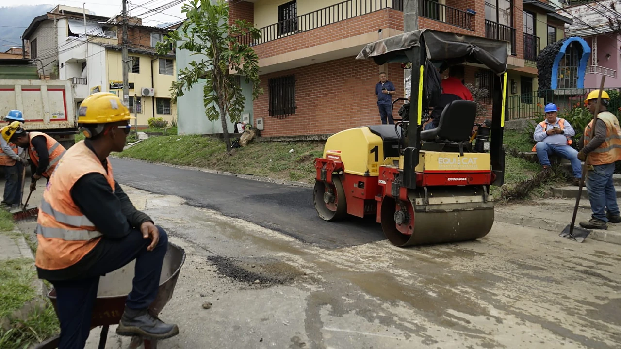 Bello acelera la recuperación de la malla vial con más de 20 intervenciones en diferentes sectores del municipio 1 bello-continua-trabajos-reparacion-vias-municipio3