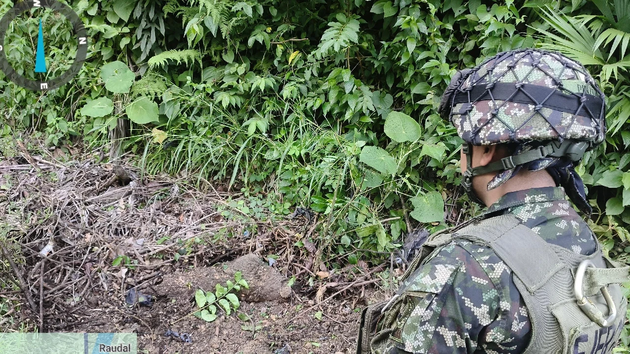 Ejército frustra, otra vez, ataques del ELN: destruyó una maleta bomba en zona rural de Valdivia 3 ejercito-destruyo--nuevamente-artefactos-explosivos-eln-valdivia