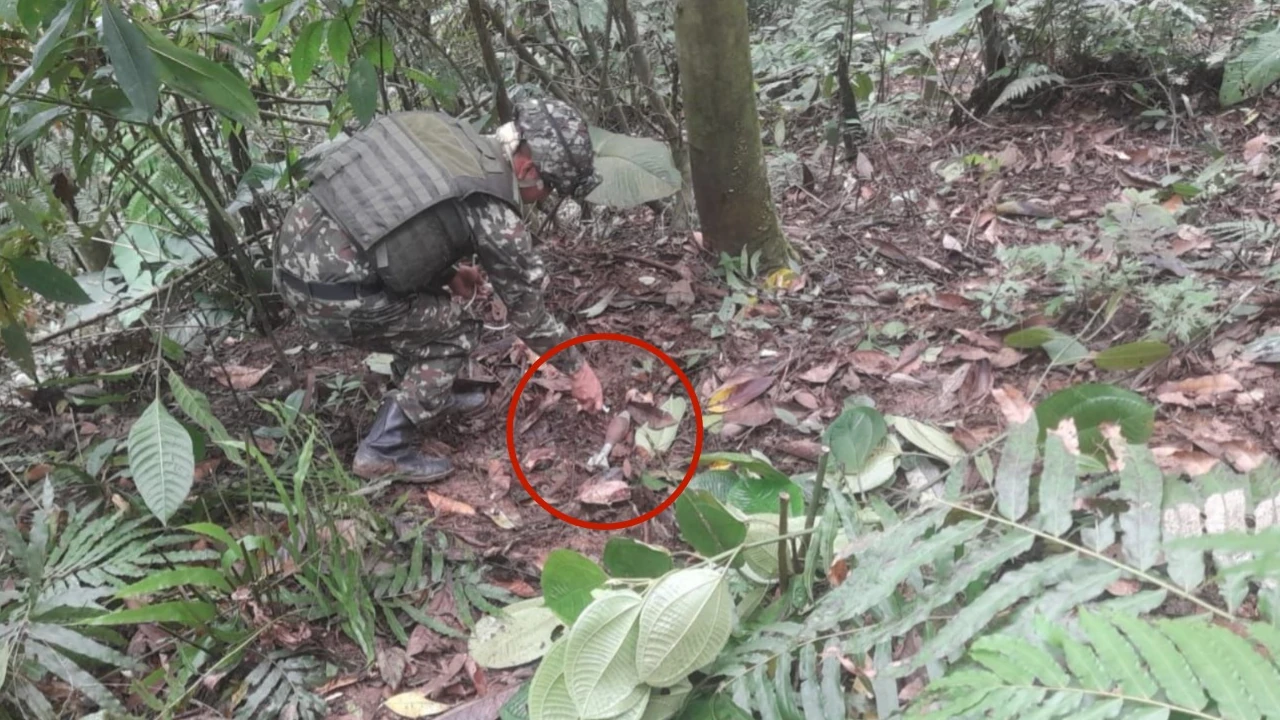 Ejército frustra, otra vez, ataques del ELN: destruyó una maleta bomba en zona rural de Valdivia 2 ejercito-destruyo--nuevamente-artefactos-explosivos-eln-valdivia2