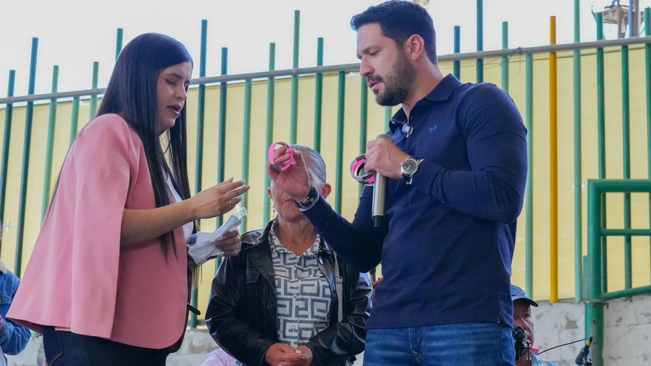 ¡Adultos mayores de Sonsón más seguros! Entregan 1.400 manillas de identificación a esta población 1 entrega-manillas-inteligentes-adultos-mayores-sonson1