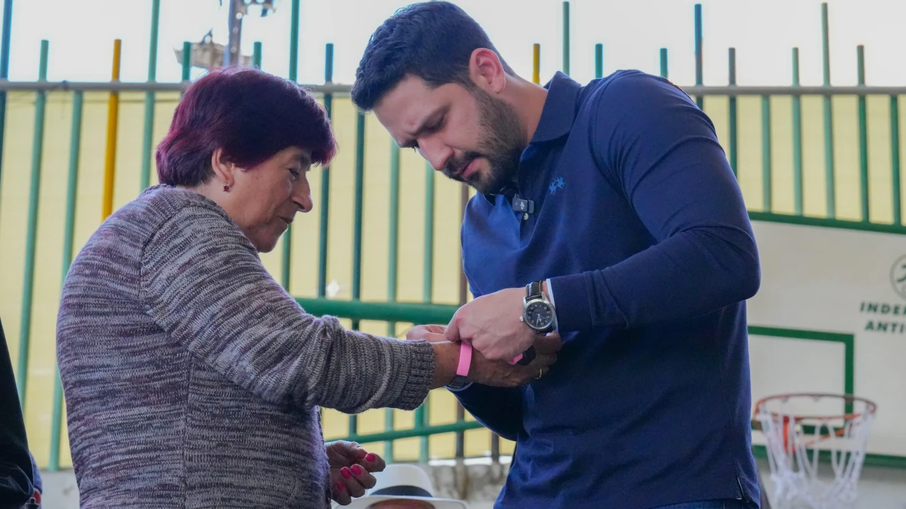 ¡Adultos mayores de Sonsón más seguros! Entregan 1.400 manillas de identificación a esta población 2 entrega-manillas-inteligentes-adultos-mayores-sonson2