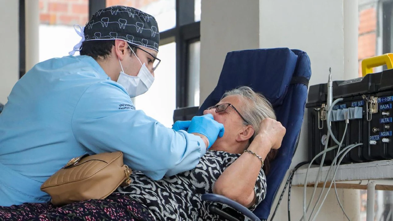 ¡Sonríen otra vez! 49 adultos mayores de Marinilla recuperan su sonrisa y calidad de vida con prótesis dentales 2 entrega-protesis-dentales-adultos-mayores-vulenarables-marinilla