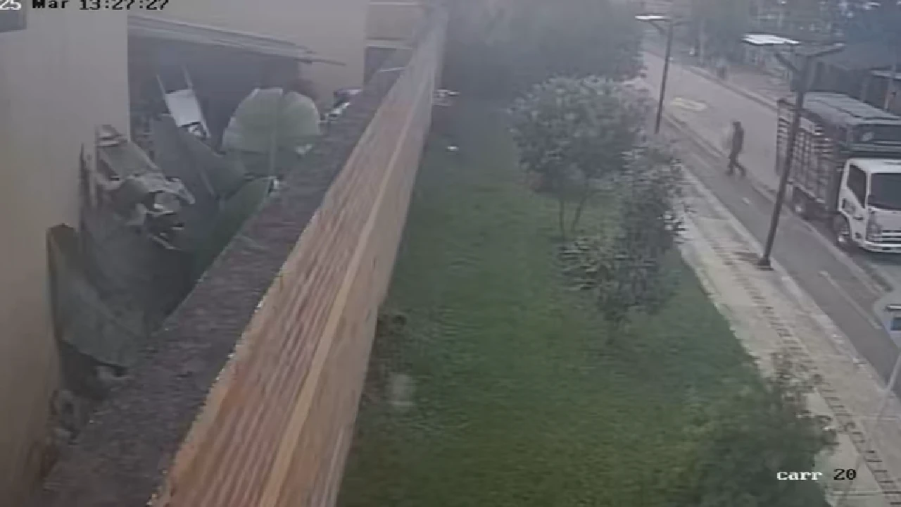 Autoridades identificaron a hombre que arrojó colchones y basura en vía pública de La Ceja: quedó en cámaras 1 laceja-identifican-hombre-arrojo-colchones-basura-viapublica1