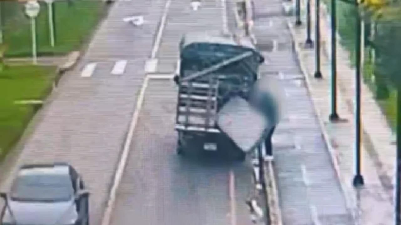 Autoridades identificaron a hombre que arrojó colchones y basura en vía pública de La Ceja: quedó en cámaras 2 laceja-identifican-hombre-arrojo-colchones-basura-viapublica3