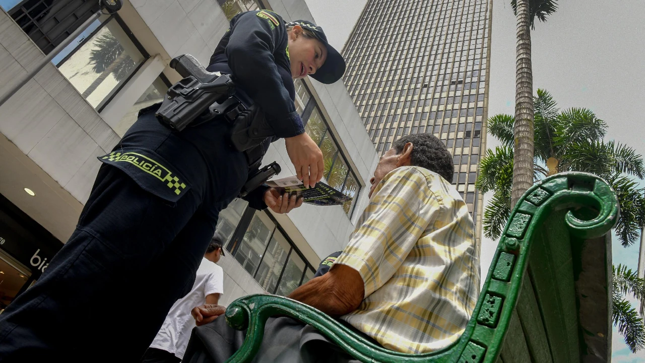 La Policía refuerza la seguridad durante vacaciones y temporada de prima en Medellín con incremento de patrullajes 3 policia-nacional-medellin-campañas-seguridad-prevencion-vacaciones-primas2