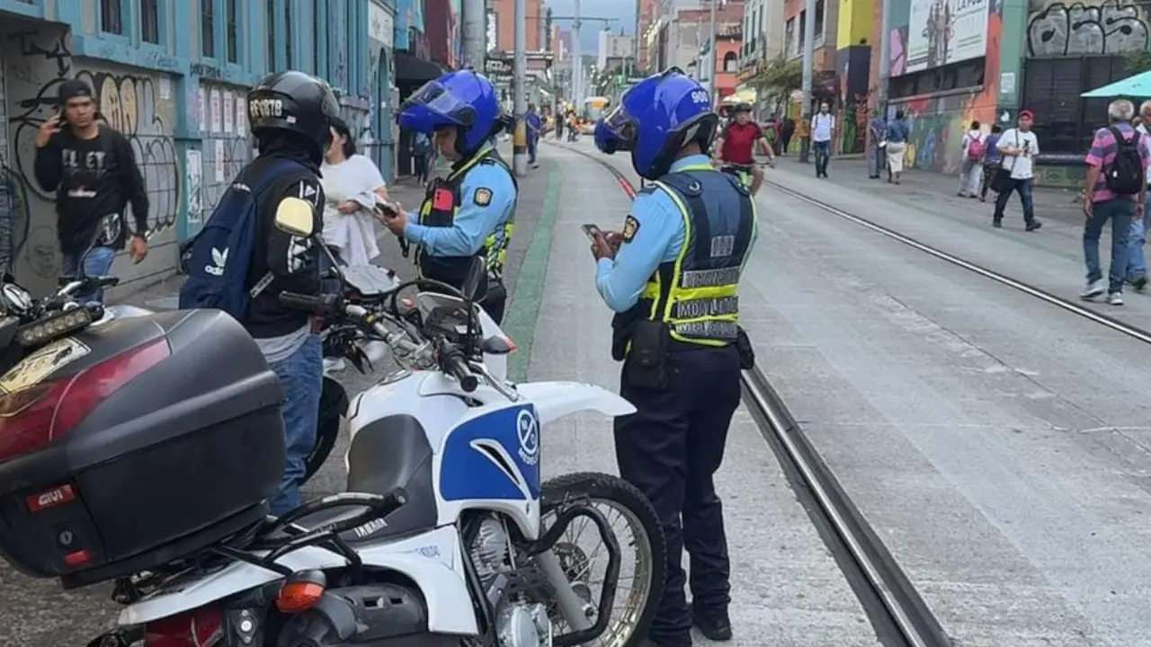 Incrementan los controles a vehículos que invaden los carriles del Metroplús y el tranvía 2 Incrementan los controles a vehículos que invaden los carriles del Metroplús y el tranvía