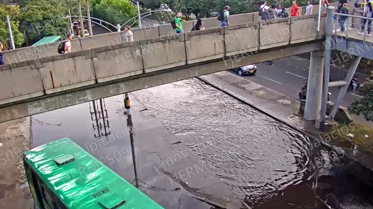 Inundación obliga al cierre parcial en la Av. Regional a la altura de la estación Poblado