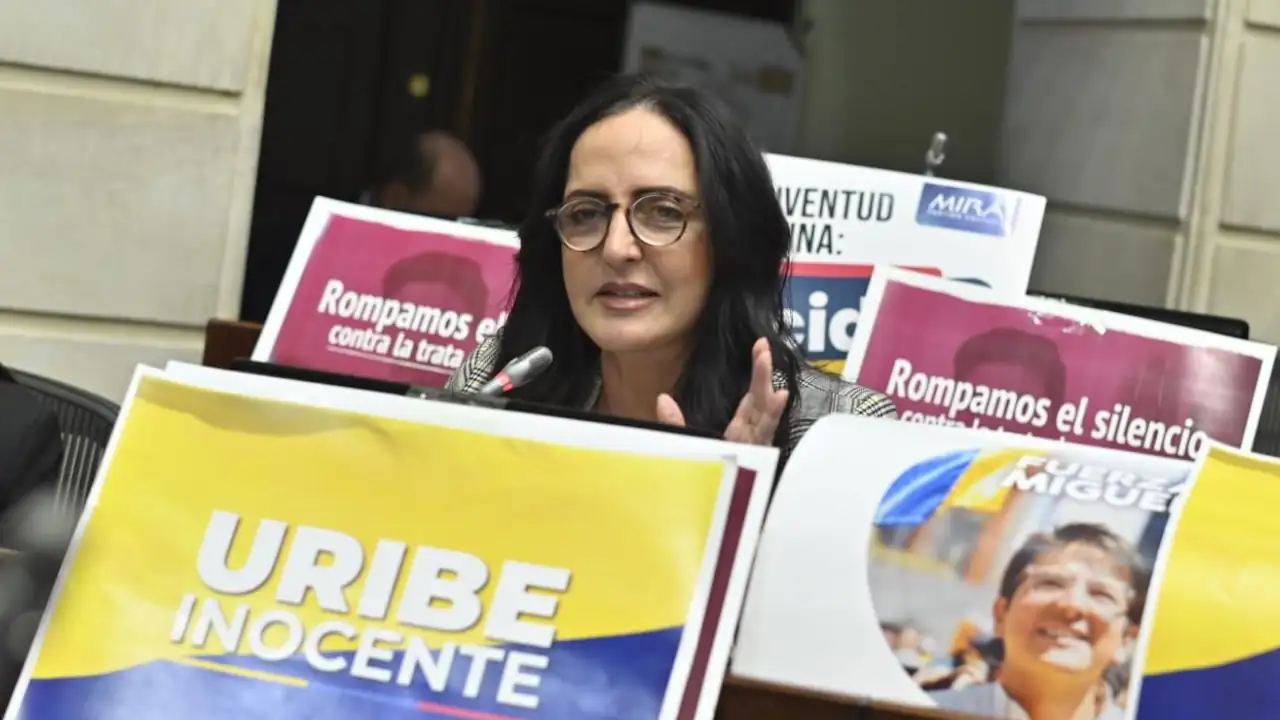 Senadora Cabal alerta sobre ataques coordinados en redes sociales contra Álvaro Uribe y la oposición