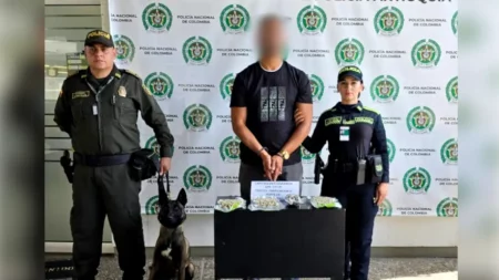Perrito policía le descubrió a un turista cuatro paquetes de marihuana en un vuelo que iba a salir de Rionegro
