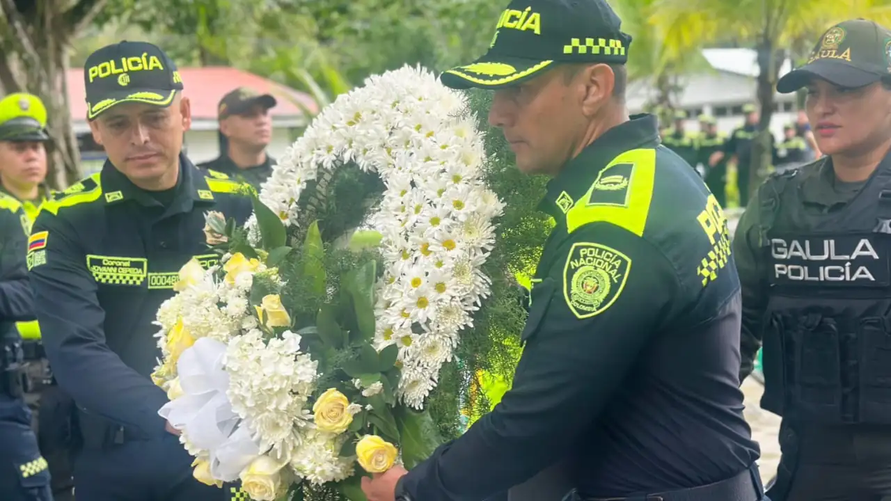 Policía en Urabá honra la memoria de los uniformados que perdieron la vida en servicio