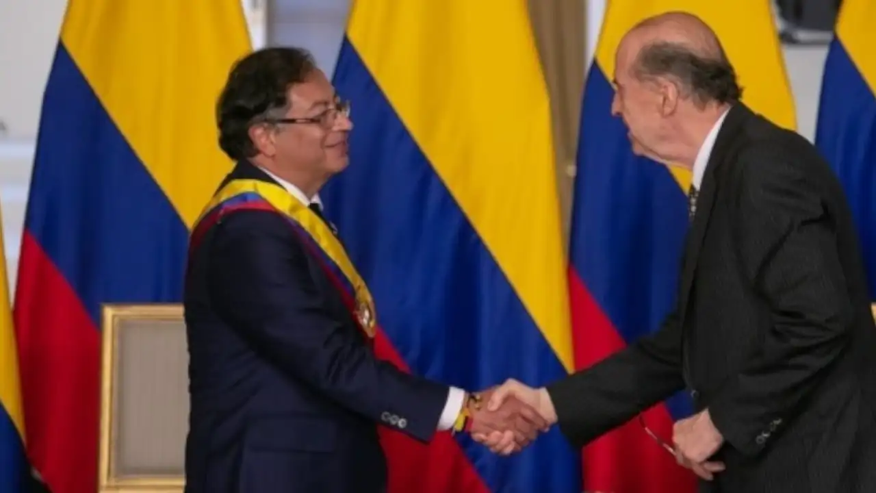 Procuraduría investiga otra vez a Álvaro Leyva, esta vez por presuntamente no acatar la suspensión de su cargo como canciller