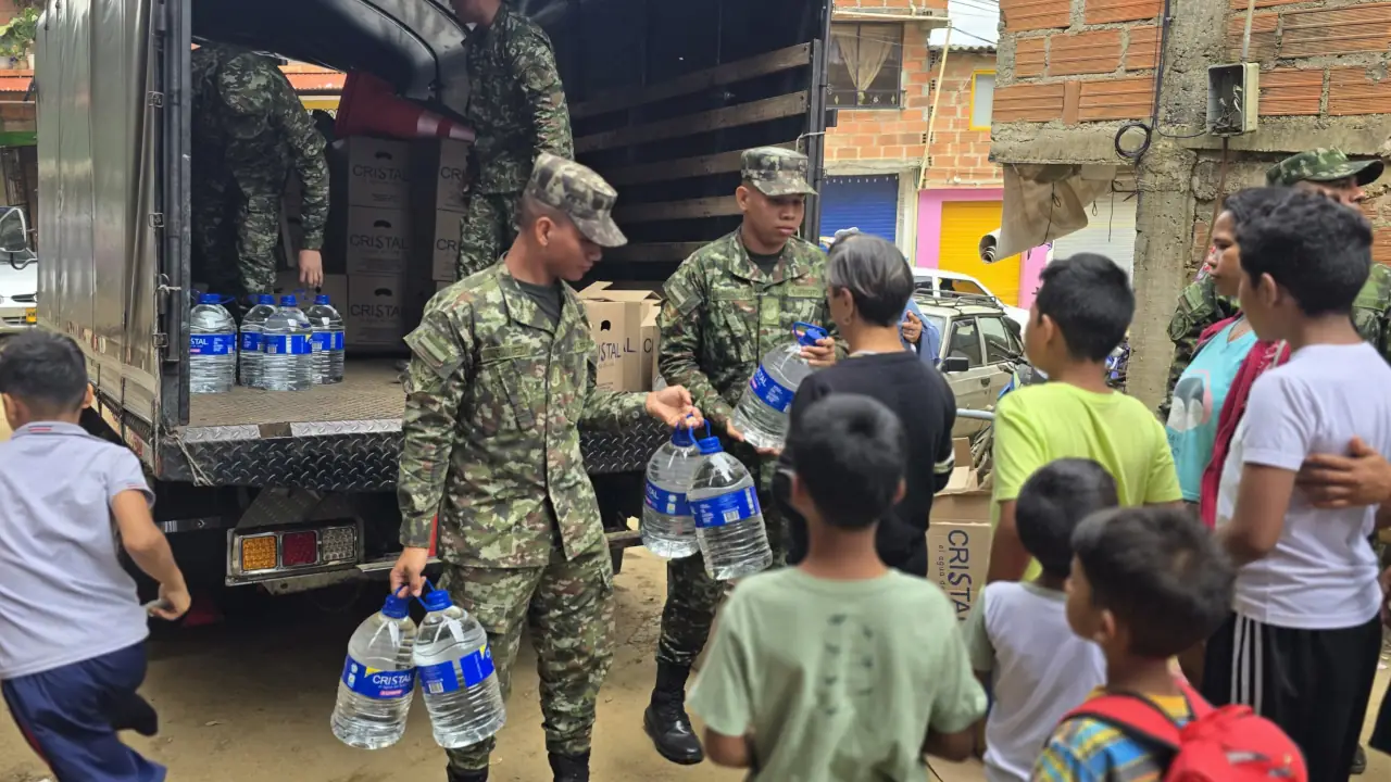 Soldados entregan más de 5.000 litros de agua y kits de ayudas a familias en Bello 5 Soldados entregan más de 5.000 litros de agua y kits de ayudas a familias en Bello