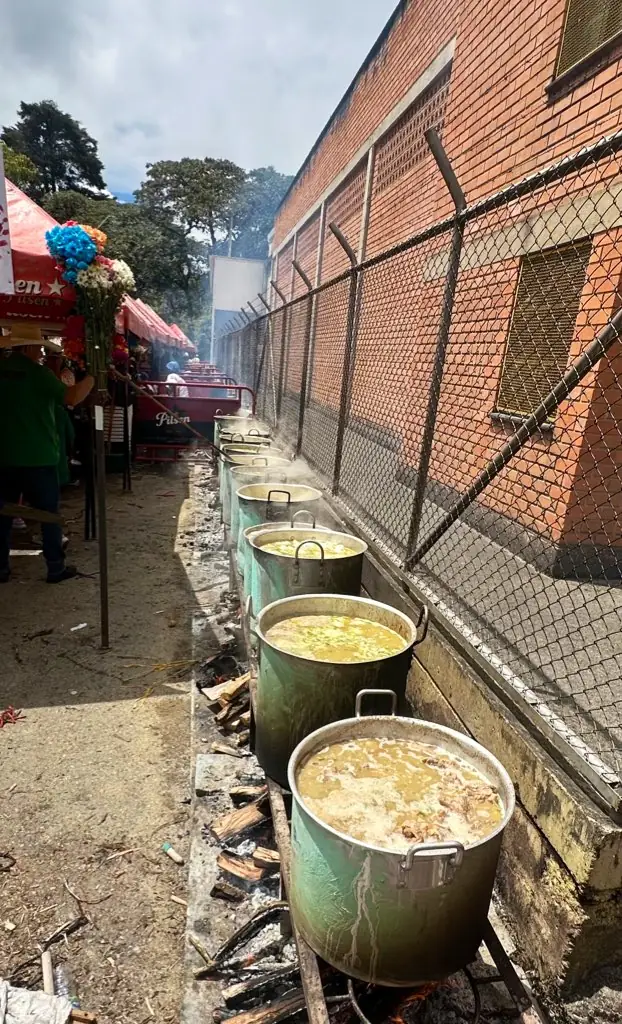 [Fotos ] Todo el mundo comiendo sancocho en Santa Elena y disfrutando del festival que une a la comunidad
