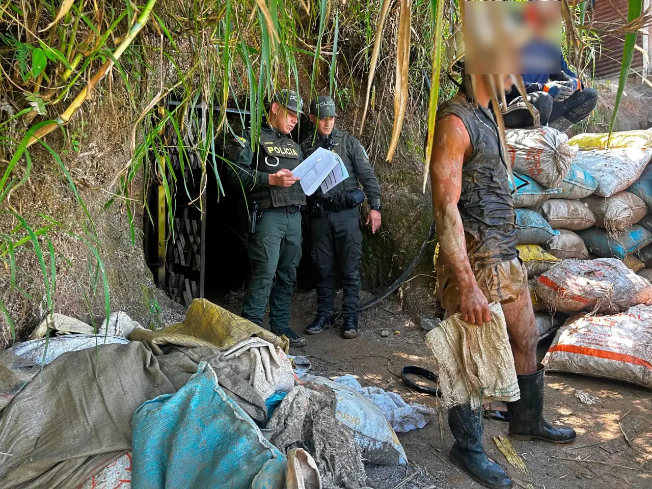 Capturan a 14 personas durante operativo contra explotación minera en Girardota 1 Capturan a 14 personas durante operativo contra explotación minera en Girardota