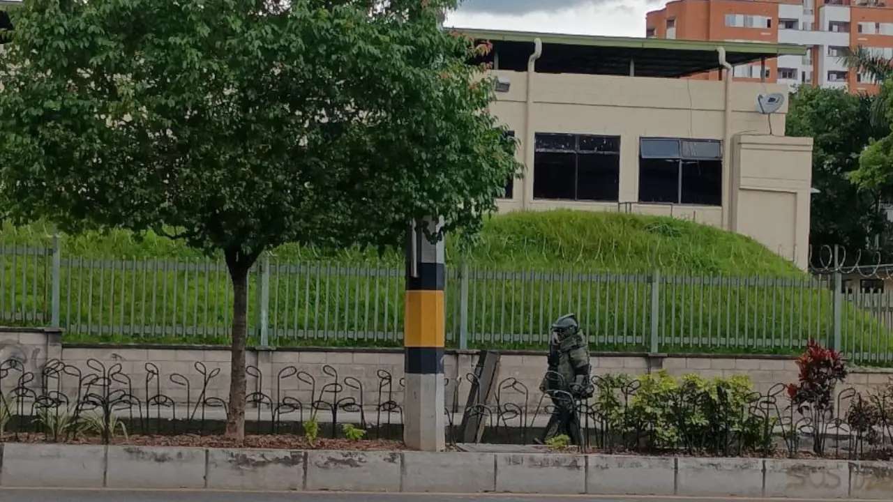 Descartan explosivos tras inspección de maleta cerca de la Cuarta Brigada del Ejército en Medellín 1 Descartan explosivos tras inspección de maleta cerca de la Cuarta Brigada del Ejército en Medellín