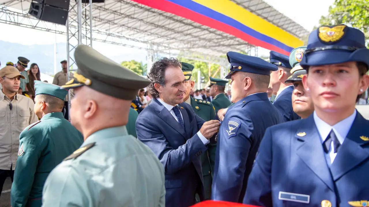 El desfile militar recorrió las calles de Medellín en conmemoración del 20 de julio 2 El desfile militar recorrió las calles de Medellín en conmemoración del 20 de julio