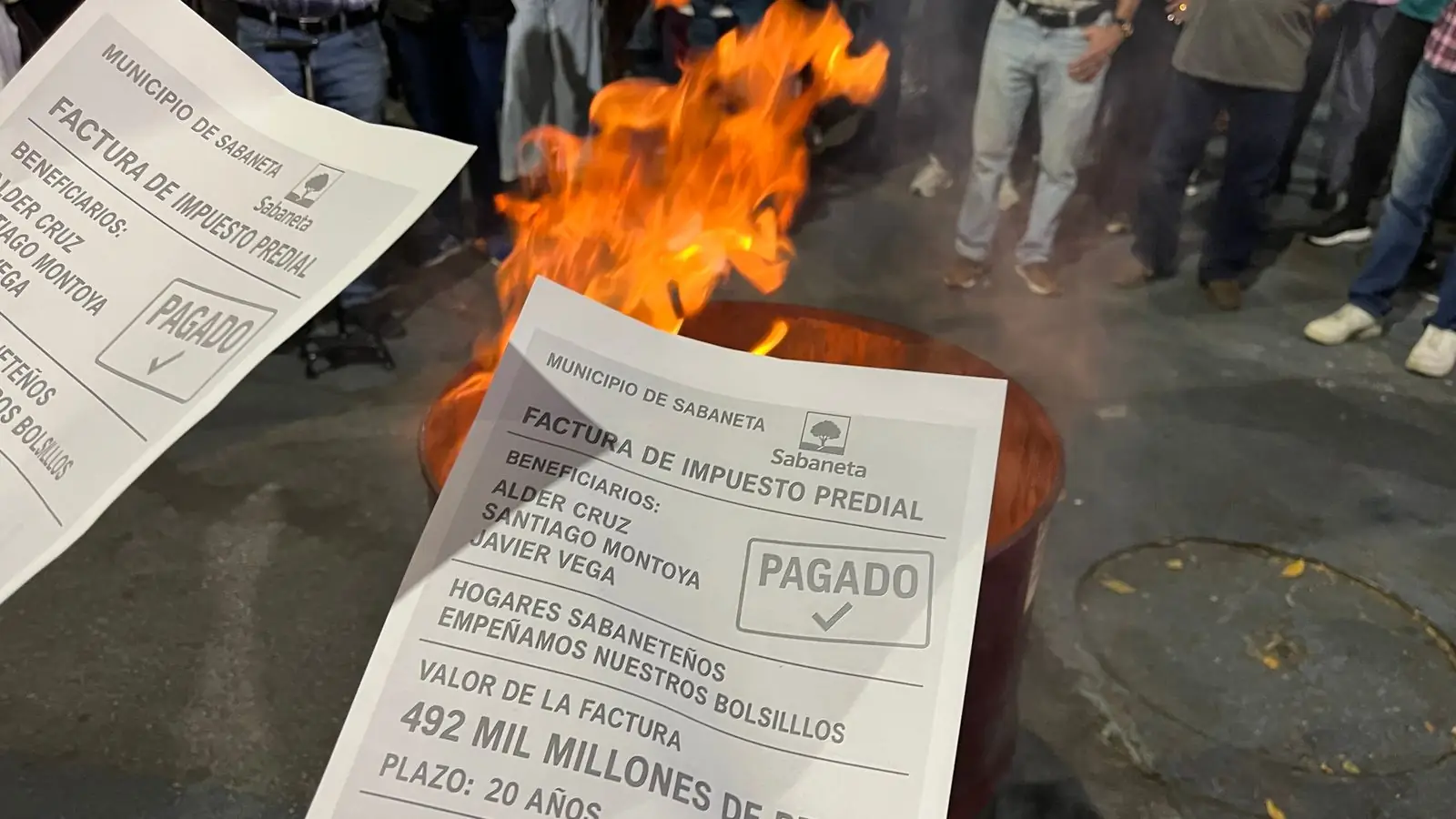 En Sabaneta, ciudadanos quemaron facturas del impuesto predial durante una protesta 1 En Sabaneta, ciudadanos quemaron facturas del impuesto predial durante una protesta