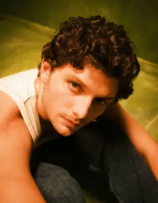 Gregorio, actor de Disney, se lanza como cantante y estrena canción sobre la vida detrás de las apariencias 1 Gregorio, actor de Disney, se lanza como cantante y estrena canción sobre la vida detrás de las apariencias