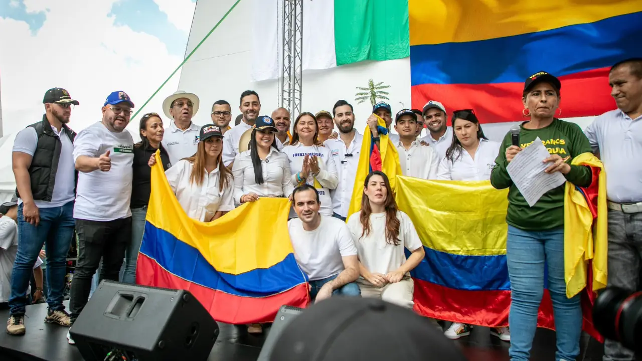 Ciudadanos manifestaron en La Alpujarra en rechazo al evento de Petro en Medellín 1 Ciudadanos manifestaron en La Alpujarra en rechazo al evento de Petro en Medellín