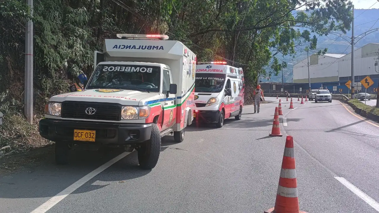 Motociclista y acompañante resultan heridos tras caída en la Variante Caldas
