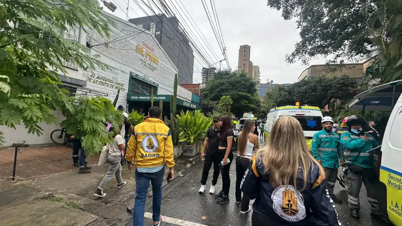 Muro colapsado en El Poblado dejó ocho viviendas afectadas y 10 personas heridas
