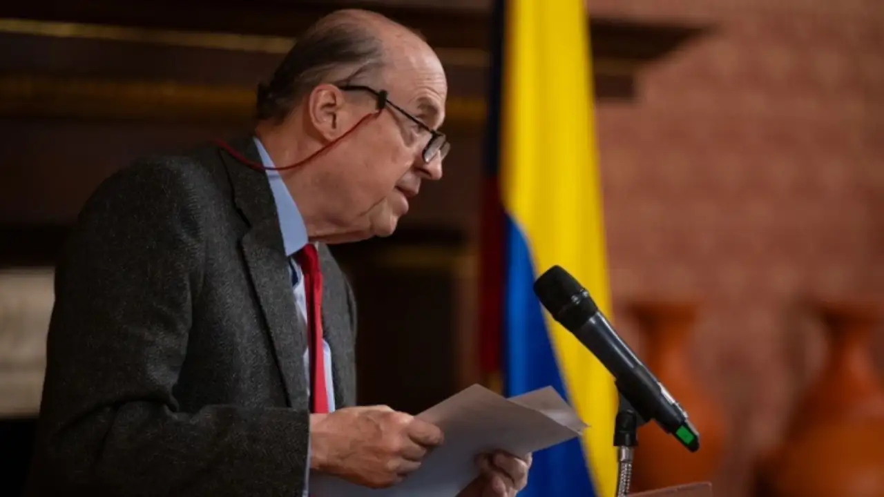 Procuraduría investiga otra vez a Álvaro Leyva, esta vez por presuntamente no acatar la suspensión de su cargo como canciller