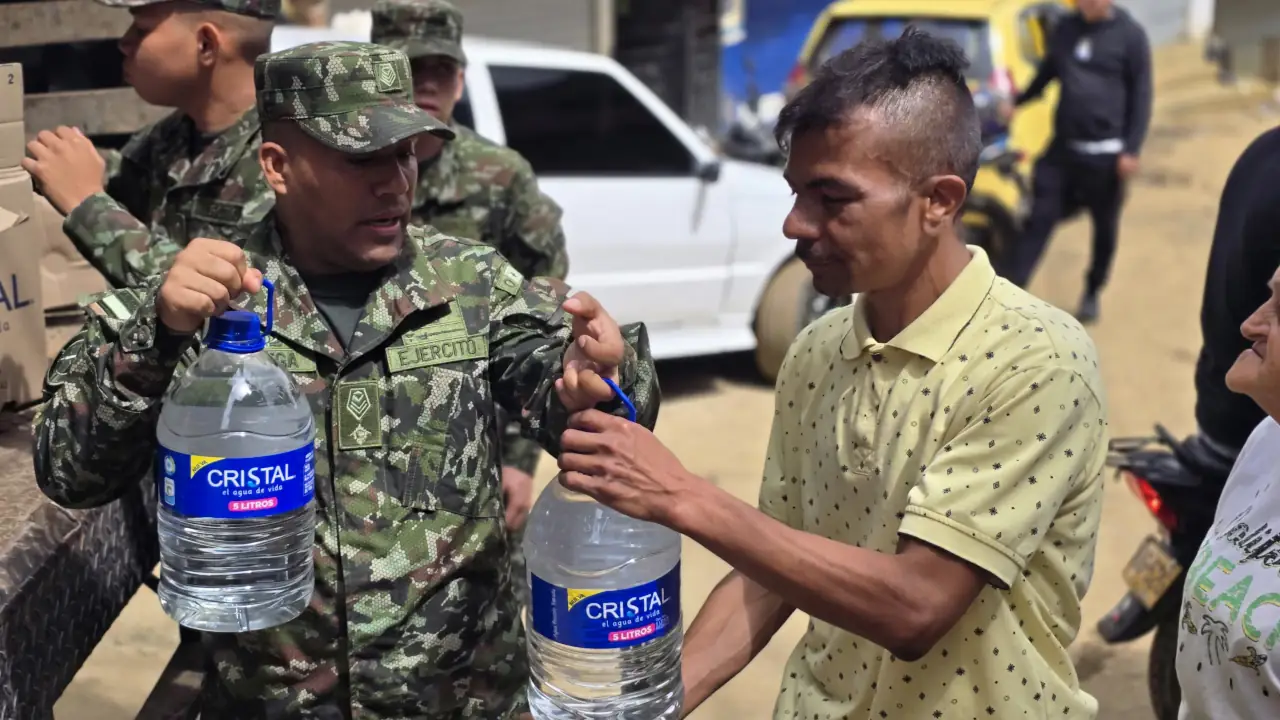 Soldados entregan más de 5.000 litros de agua y kits de ayudas a familias en Bello 4 Soldados entregan más de 5.000 litros de agua y kits de ayudas a familias en Bello