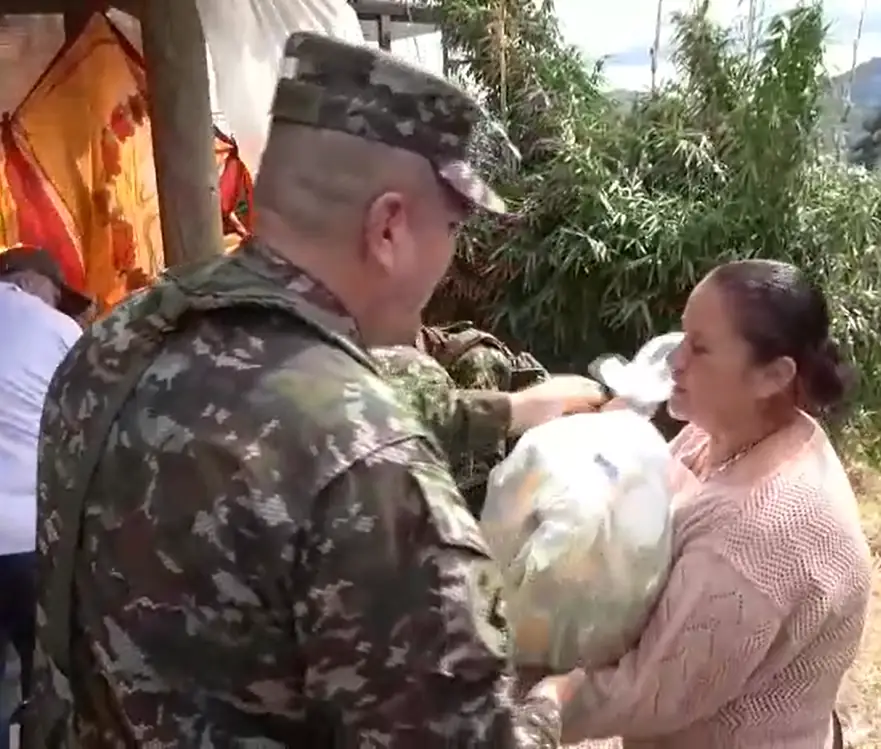 Soldados llevan ayudas a familias afectadas por el deslizamiento en Bello 1 Soldados llevan ayudas a familias afectadas por el deslizamiento en Bello