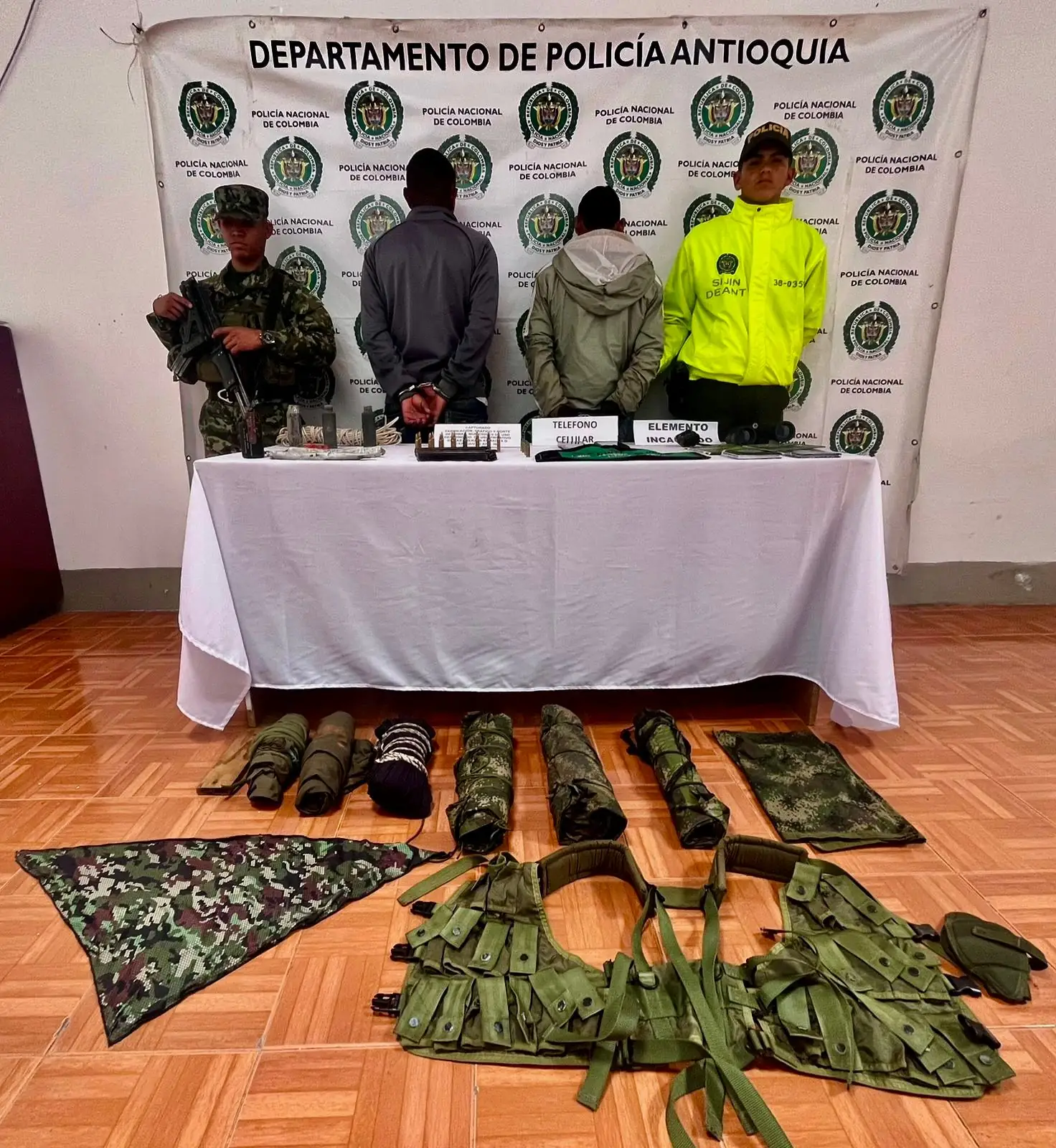 Combate entre Ejército y 'Clan del Golfo' en Jericó deja dos capturados y armas incautadas 1 Combate entre Ejército y Clan del Golfo en Jericó deja dos capturados y armas incautadas