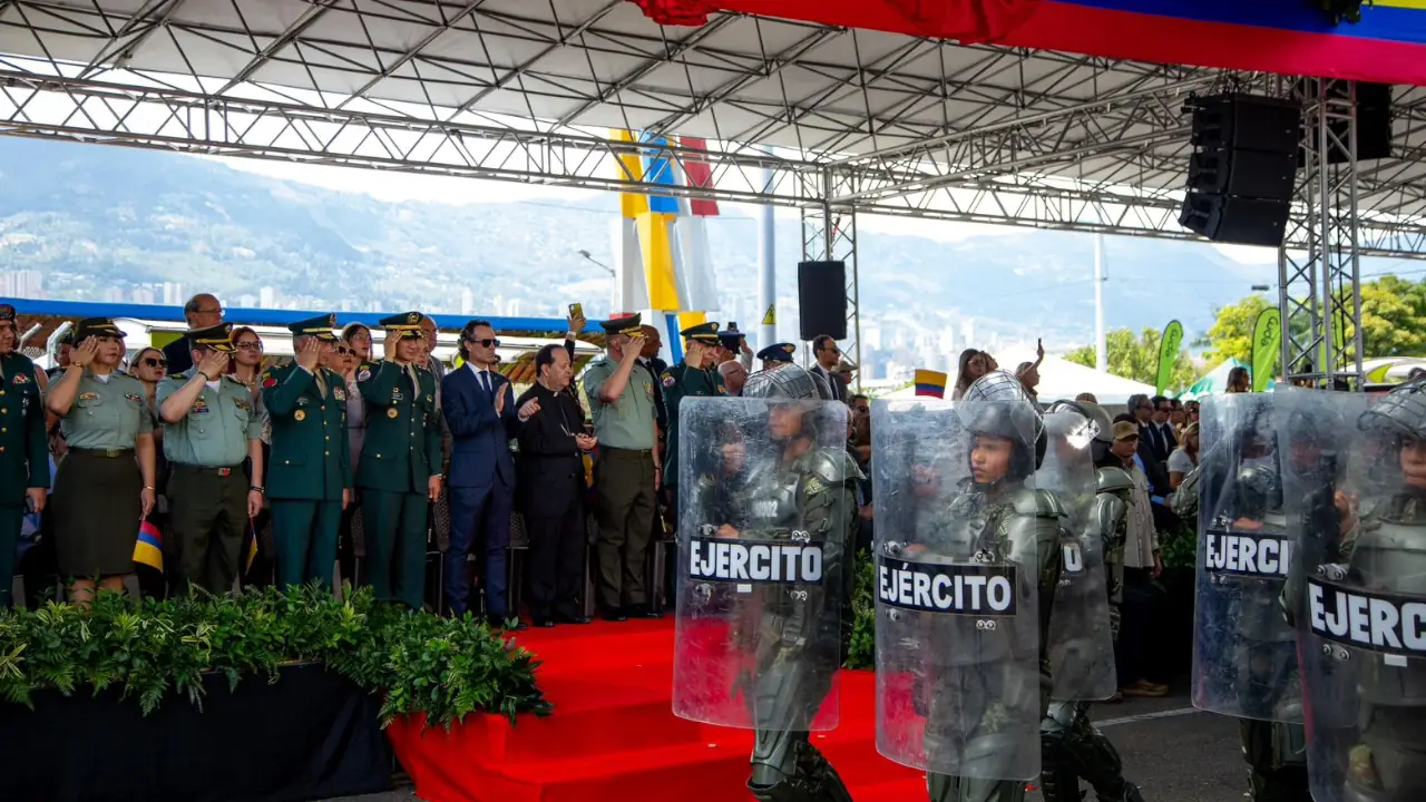 El desfile militar recorrió las calles de Medellín en conmemoración del 20 de julio 3 El desfile militar recorrió las calles de Medellín en conmemoración del 20 de julio