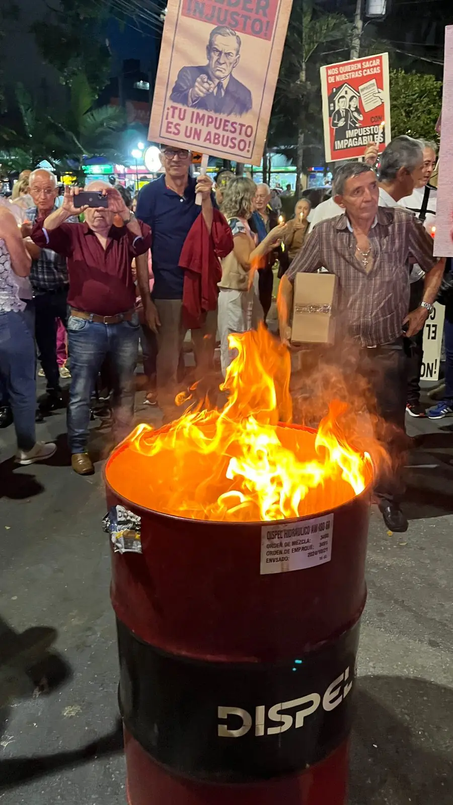 En Sabaneta, ciudadanos quemaron facturas del impuesto predial durante una protesta 2 En Sabaneta, ciudadanos quemaron facturas del impuesto predial durante una protesta