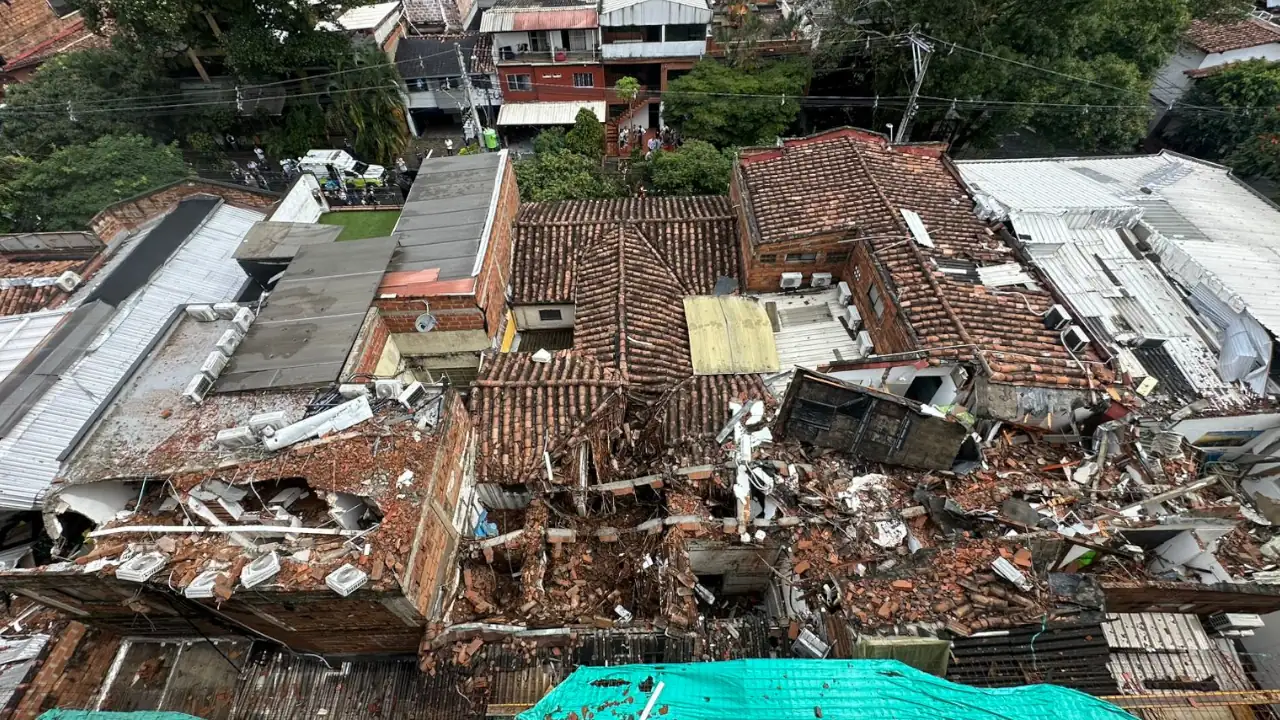 Muro colapsado en El Poblado dejó ocho viviendas afectadas y 10 personas heridas