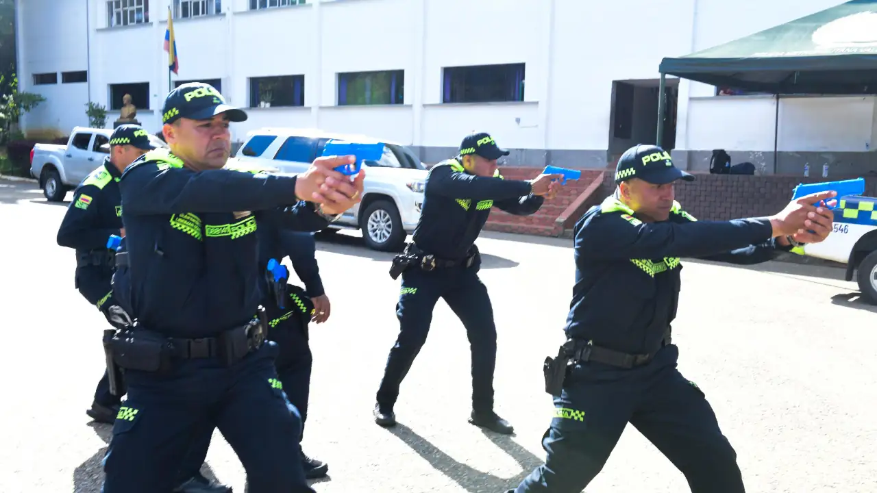 Policías del Valle de Aburrá reciben entrenamiento para prevenir riesgos durante las elecciones 2 Policías del Valle de Aburrá se capacitan para reforzar la seguridad electoral