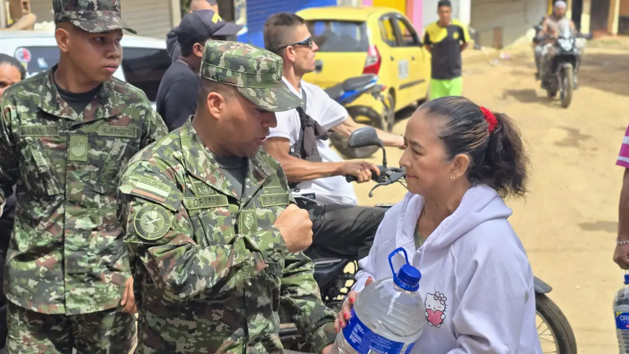 Soldados entregan más de 5.000 litros de agua y kits de ayudas a familias en Bello 3 Soldados entregan más de 5.000 litros de agua y kits de ayudas a familias en Bello