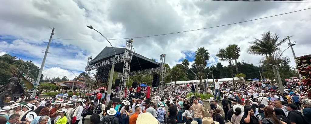 [Fotos ] Todo el mundo comiendo sancocho en Santa Elena y disfrutando del festival que une a la comunidad