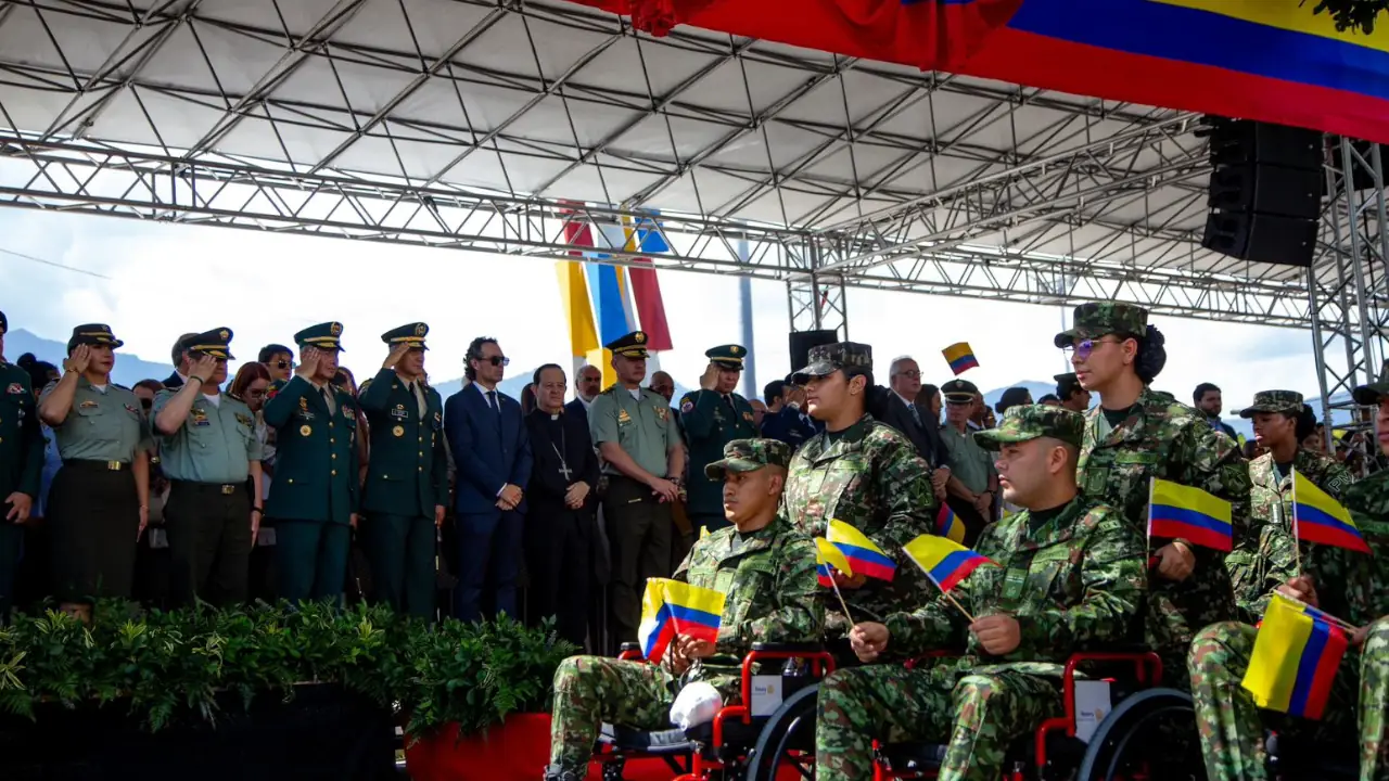 El desfile militar recorrió las calles de Medellín en conmemoración del 20 de julio 4 El desfile militar recorrió las calles de Medellín en conmemoración del 20 de julio
