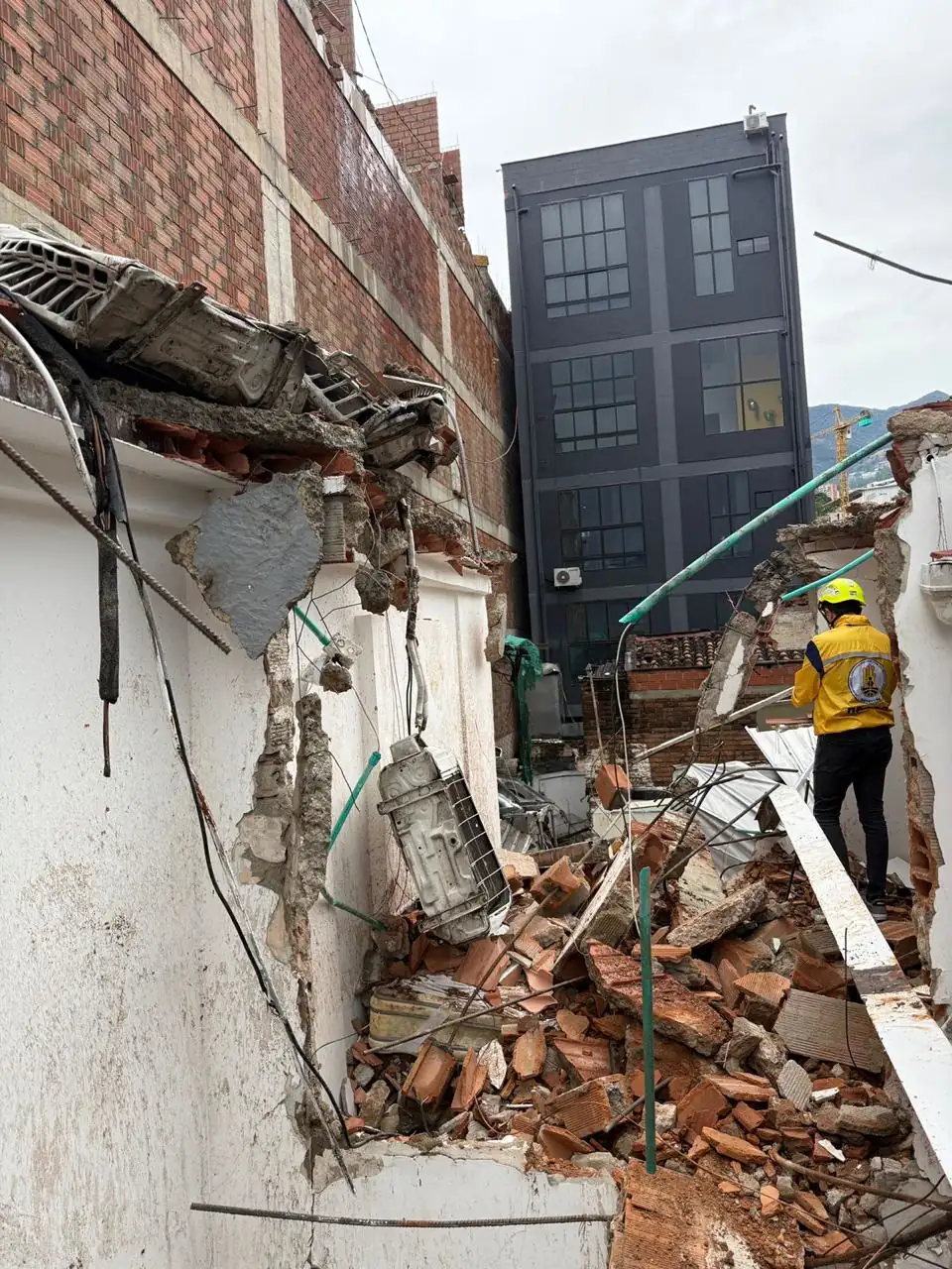 Muro colapsado en El Poblado dejó ocho viviendas afectadas y 10 personas heridas