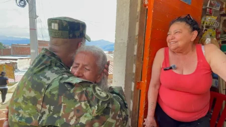 Soldados entregan más de 5.000 litros de agua y kits de ayudas a familias en Bello
