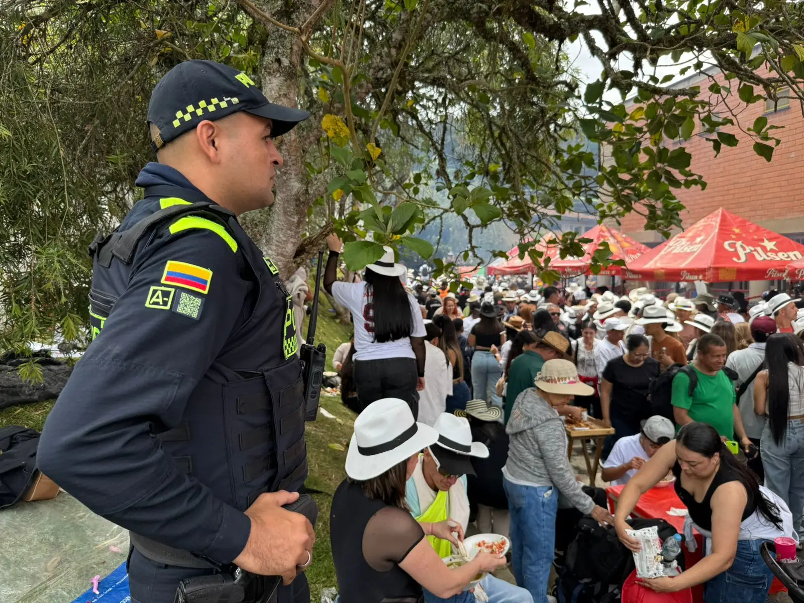 [Fotos ] Todo el mundo comiendo sancocho en Santa Elena y disfrutando del festival que une a la comunidad