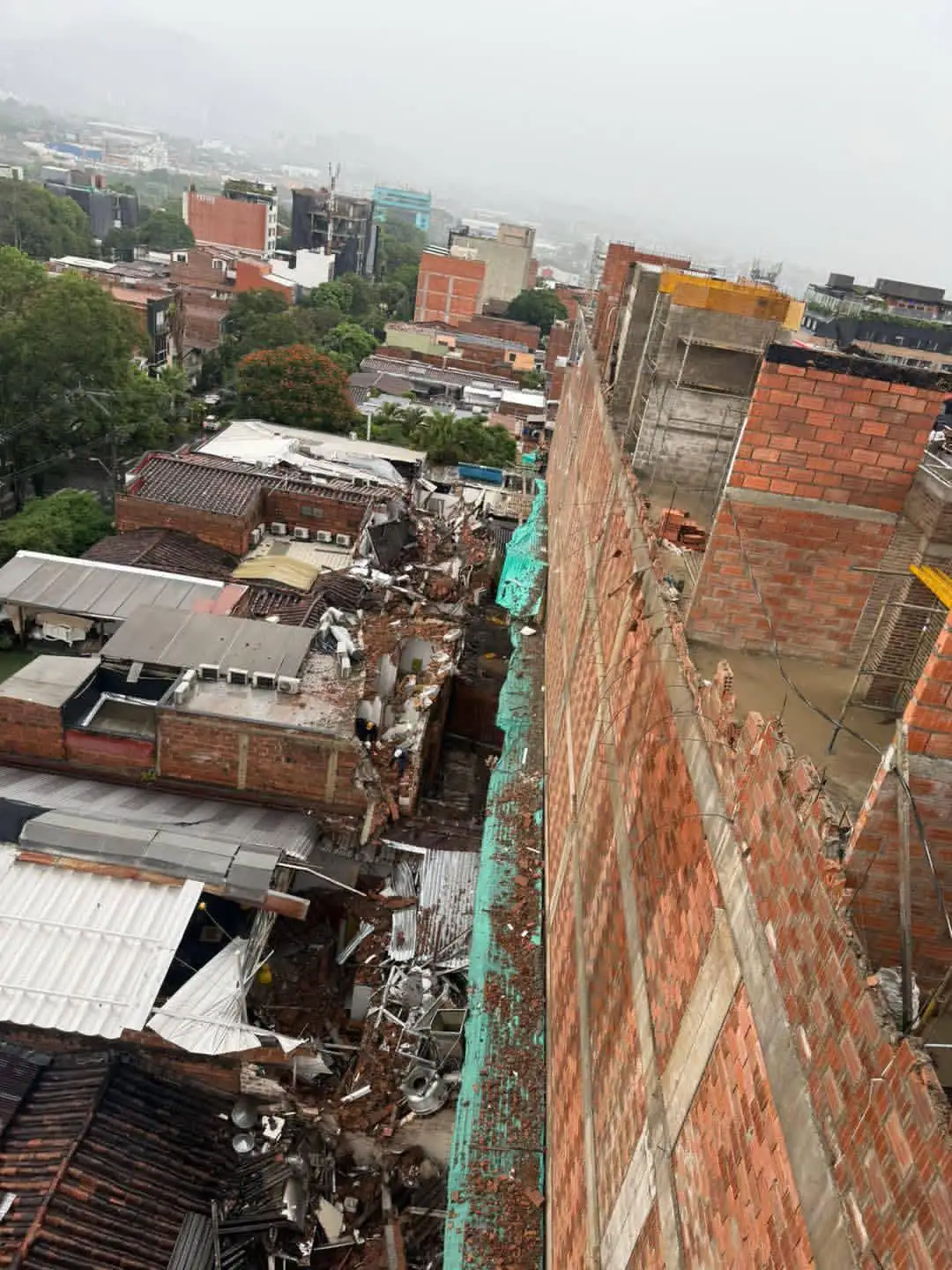 Muro colapsado en El Poblado dejó ocho viviendas afectadas y 10 personas heridas