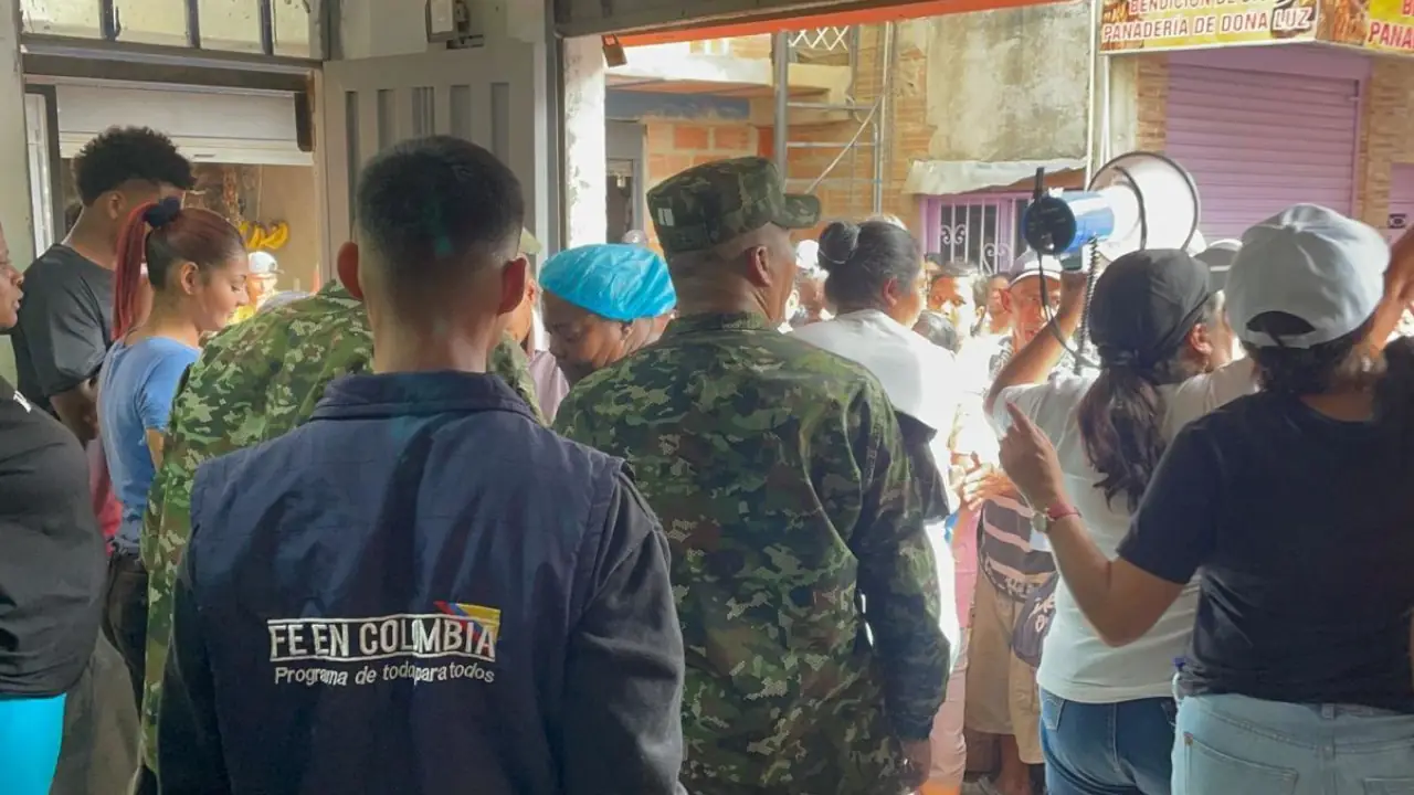 Soldados entregan más de 5.000 litros de agua y kits de ayudas a familias en Bello 2 Soldados entregan más de 5.000 litros de agua y kits de ayudas a familias en Bello