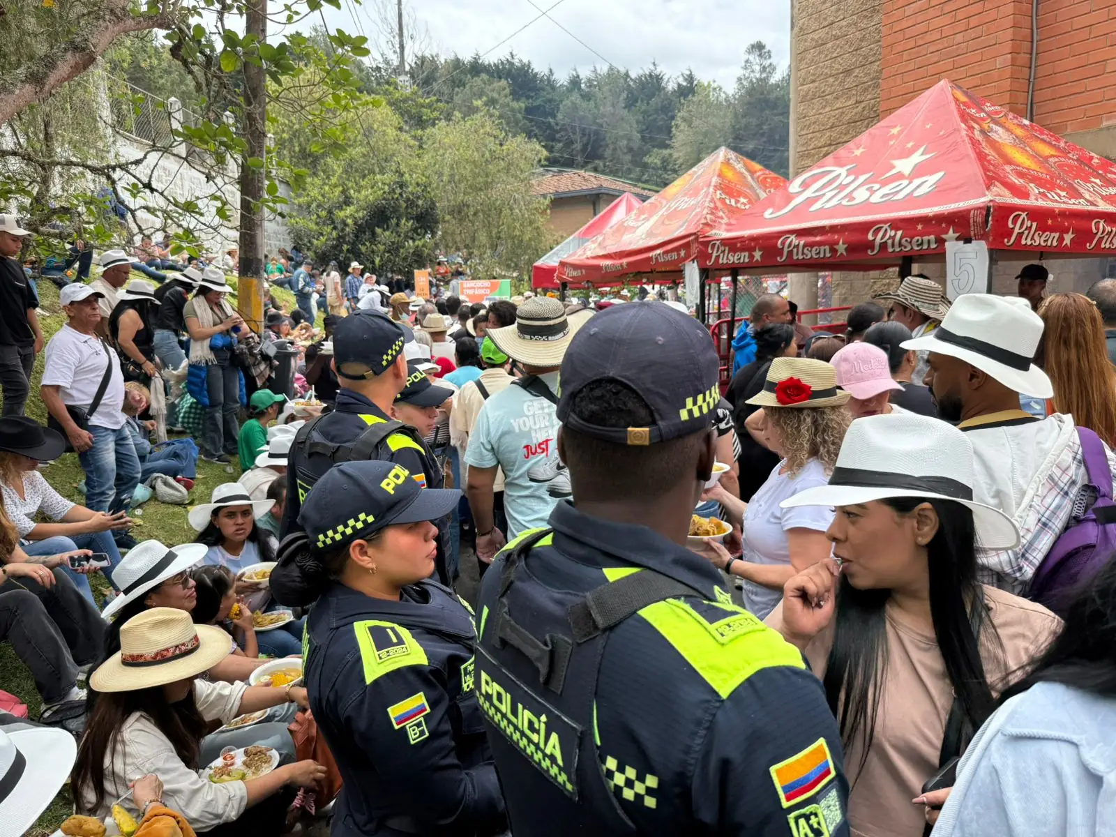 [Fotos ] Todo el mundo comiendo sancocho en Santa Elena y disfrutando del festival que une a la comunidad